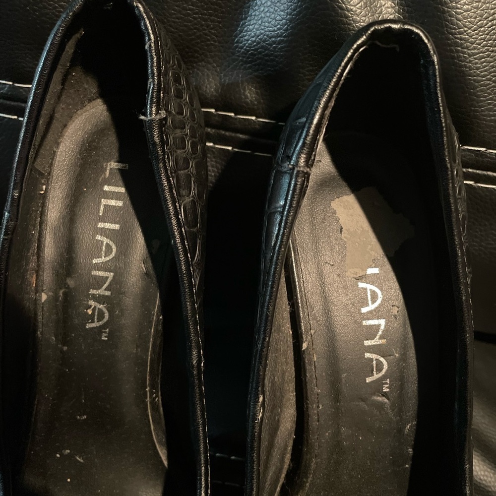 Womenβs Liliana Shoes size 7.5 Black Leathers